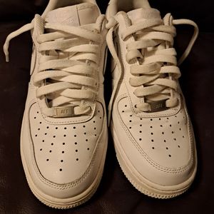 Mens White Nike Air Force 1 Sneakers Size 9